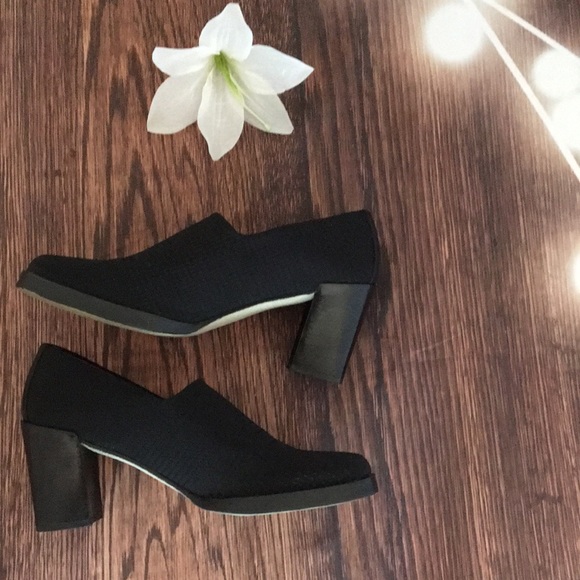 Donald J Pliner Black Woven Pumps. - Picture 3 of 10